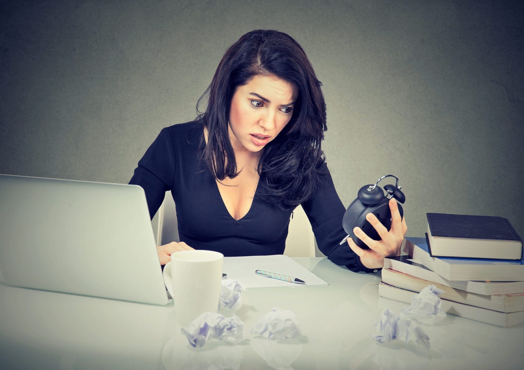 Femme stréssée et débordé par les plannings Excel Femme stréssée et débordé par les plannings Excel